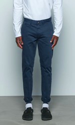 Chino slim Marseille Hero Seven bleu marine foncé avec ourlets retroussés et bouton doré.