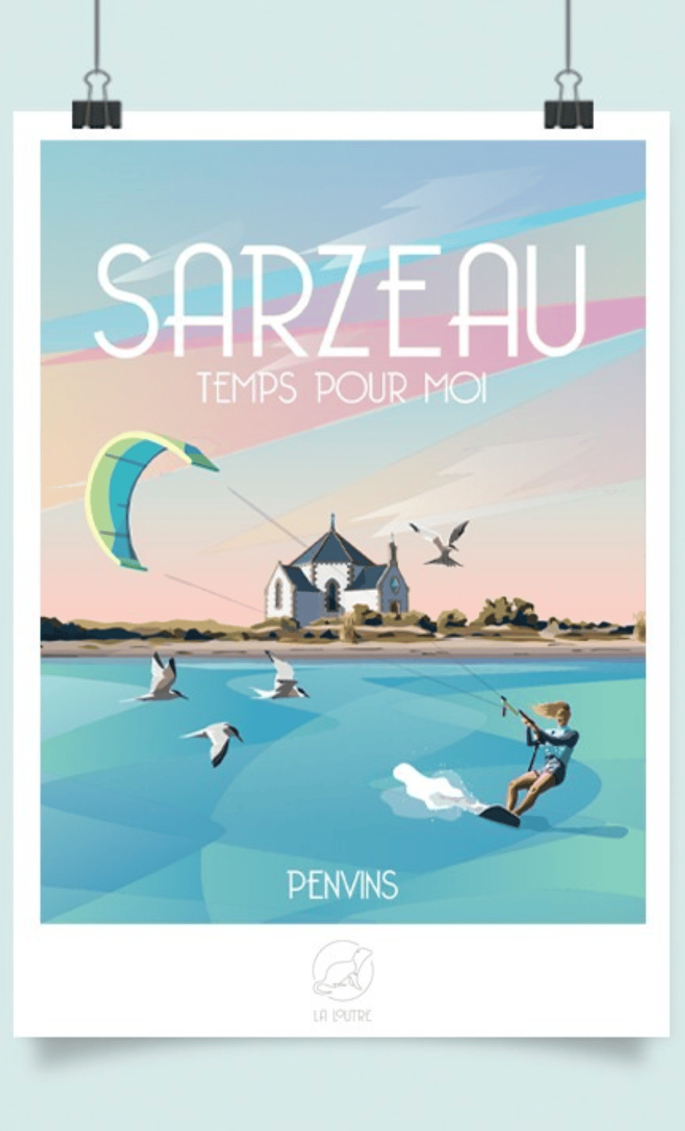 Affiche vintage Sarzeau La Loutre avec kitesurfeur, mouettes et chapelle sur fond de ciel pastel.