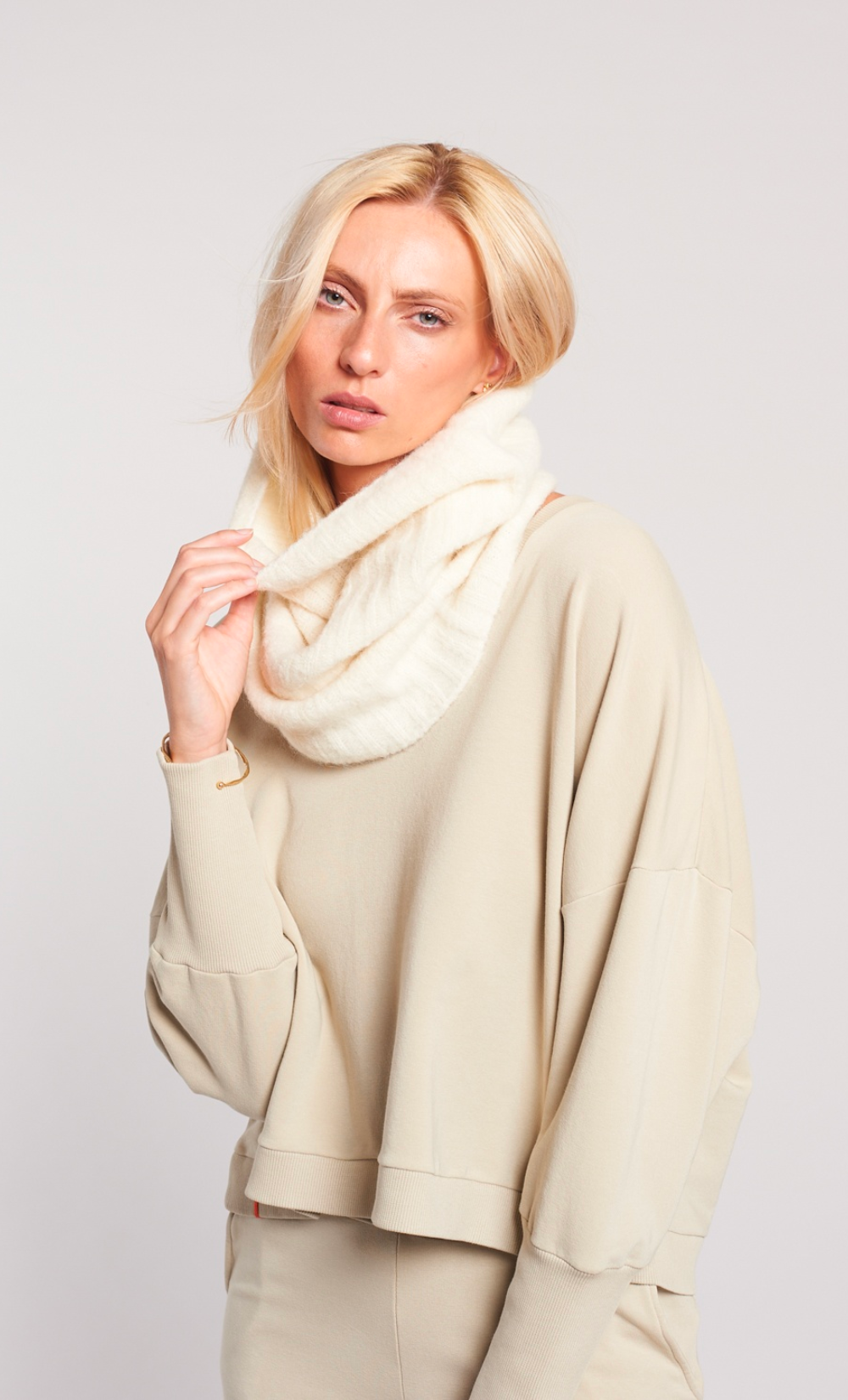 trinity-maevy-snood-sauvage-white