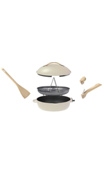 La Fabuleuse Poêle Cookut 28cm crème avec couvercle, panier vapeur, spatule et poignées en bois.
