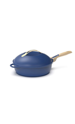 La Fabuleuse Poêle 28cm Cookut bleu marine avec couvercle bombé et poignée en bois clair.
