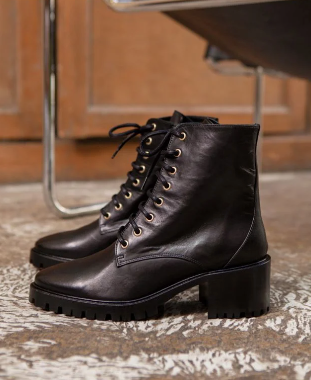 Bottines 70 Rivecour en cuir noir avec lacets, œillets dorés, semelle crantée et talon de 5,5 cm.