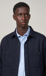 Homme portant une surchemise Percey bleu marine Hartford en laine recyclée, coupe regular, avec deux poches poitrines.